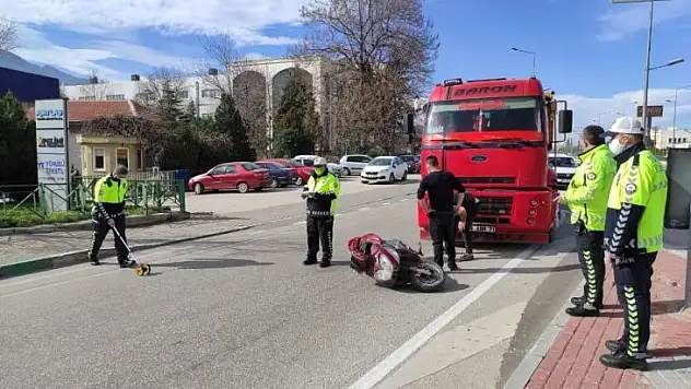 Bursa'da kamyonun çarptığı motosiklet sürücüsü yaralandı