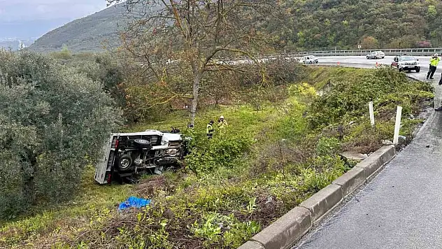 Bursa'da kontrolden çıkan kamyonet şarampole yuvarlandı: 2 yaralı