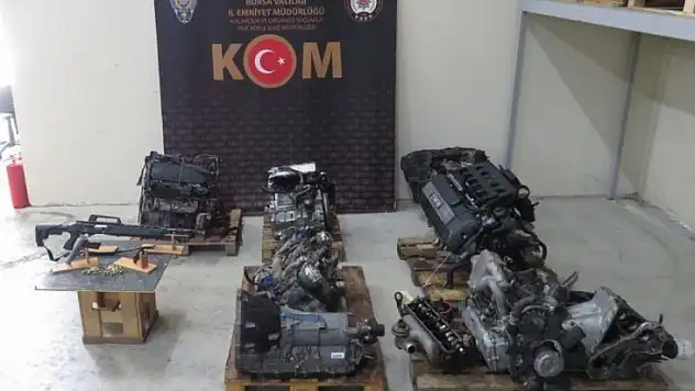 Bursa'da lüks otomobillerin yedek parçalarını yurt dışından kaçak getirerek satan şüpheliler yakalandı