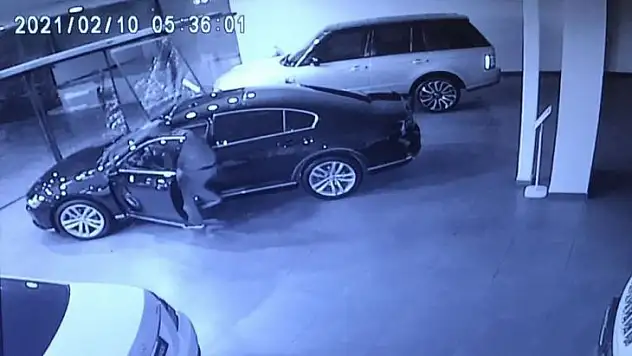 Bursa'da oto galerinin camını böyle kırıp 500 bin liralık lüks aracı böyle çaldılar