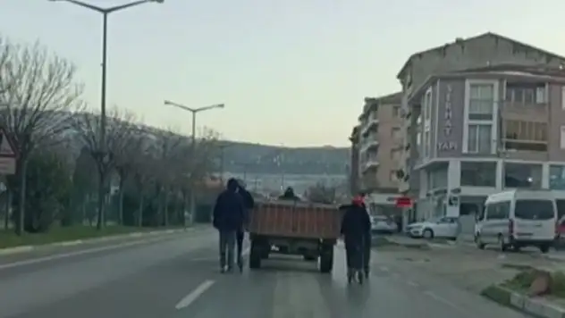 Bursa'da traktöre takılan patenci çocukların tehlikeli yolculuğu kameralara yansıdı