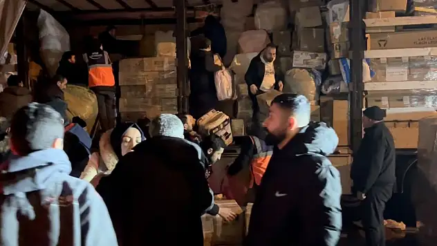 Bursa'da vatandaşlar depremzedeler için yardıma koştu