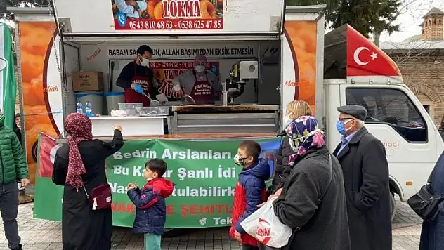 Bursaspor taraftarı Çanakkale Zaferi'nin 106. yılında lokma dağıttı