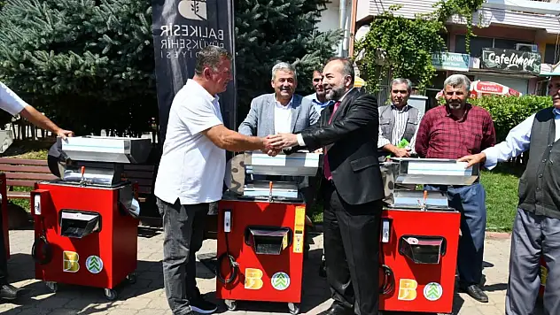 Büyükşehir Dursunbey 'de 50 Salça makinası dağıttı