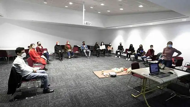 Büyükşehir Gençlik Meclisi'nden ilk yardım eğitimi