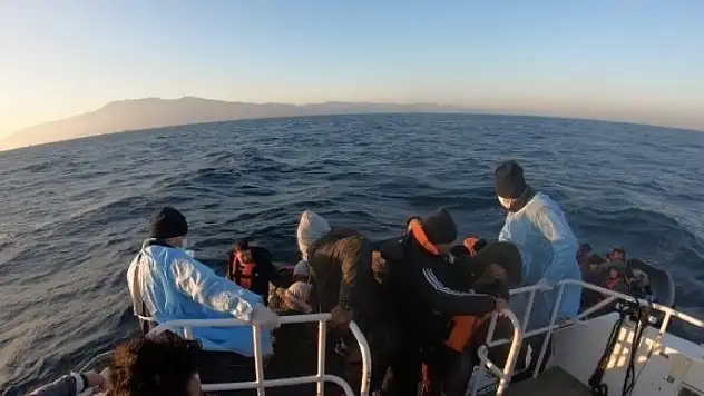 Çanakkale açıklarında 69 düzensiz göçmen kurtarıldı