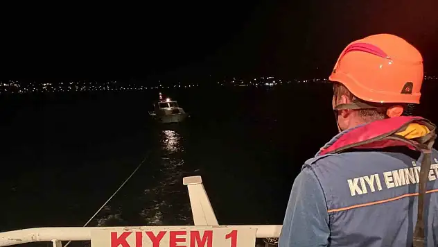 Çanakkale Boğazı'nda içinde 5 kişinin bulunduğu tekne kurtarıldı