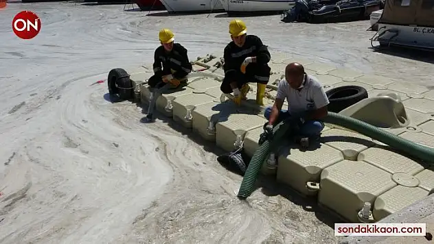 Çanakkale Boğazı'nda müsilaj temizliği 3'üncü gününde devam ediyor