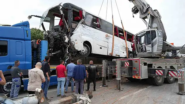 Çanakkale'de 8 kişinin öldüğü kazada enkaza dönen otobüs vinç yardımıyla olay yerinden kaldırıldı