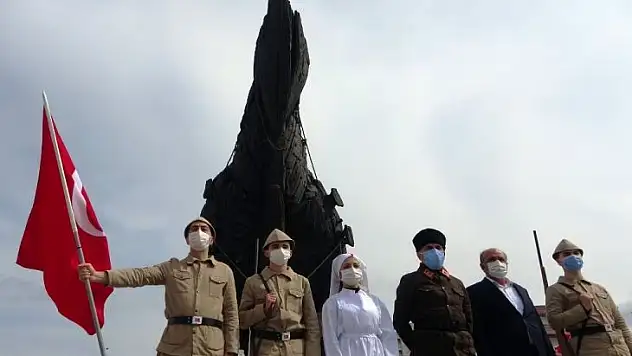 Çanakkale Deniz Zaferi'nin 106'ncı yılında şehitler anısına 106 dakikalık saygı nöbeti