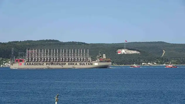 Çanakkale'nin elektrik ihtiyacını karşılayabilecek enerji üreten gemi boğazdan geçti