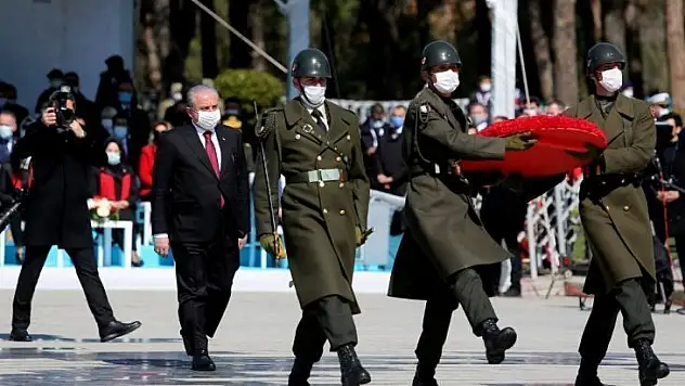 Çanakkale Şehitler Abidesi'nde Deniz Zaferi'nin 106'ncı yılı nedeniyle tören düzenlendi