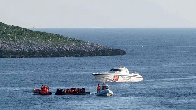 Çeşme açıklarında 52 göçmen kurtarılırken, 29 göçmen yakalandı