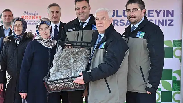 Çiftçiye 1 milyon 222 bin çilek fidesi hibe edildi