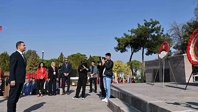 Cumhuriyet'in 101. yılında Atatürk Anıtı'na çelenk sunuldu