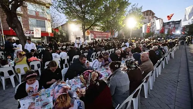Denizli'de binlerce vatandaş iftar sofrasında buluşmaya devam ediyor