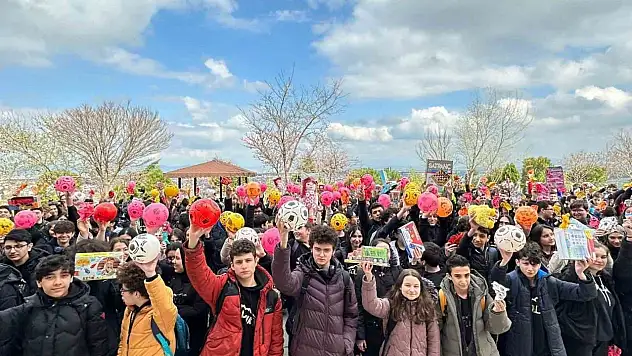 Deprem bölgesindeki öğrencilere bayram hediyesi