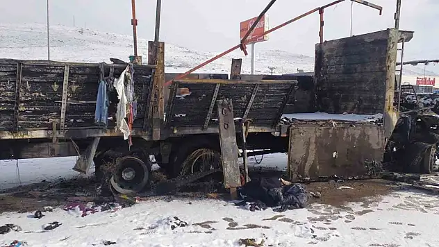 Deprem bölgesine yardım malzemesi götürürken tırı yanan esnaf destek bekliyor