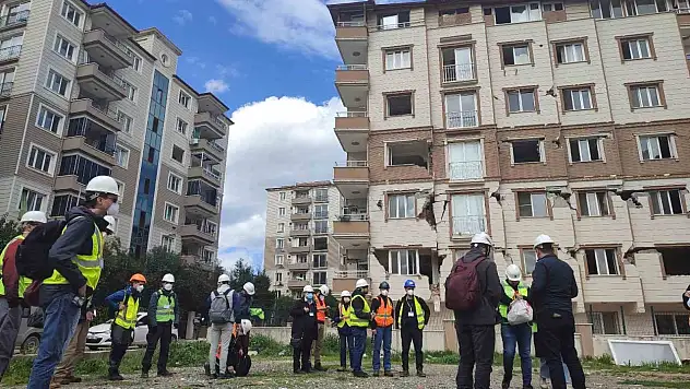 Deprem bölgesini gezdi, gördüğü ihmalleri anlattı