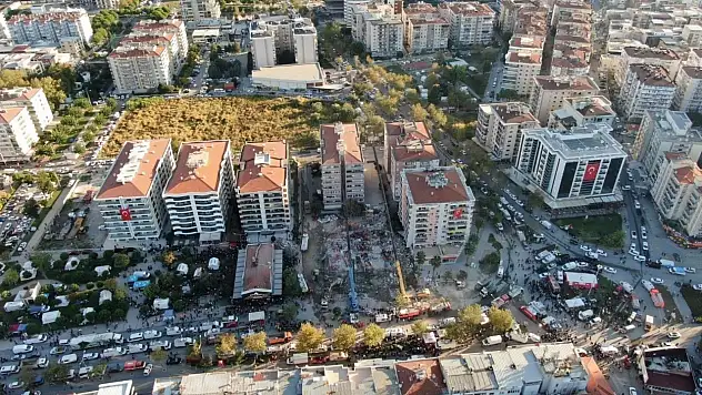 Depremde 36 kişiye mezar olan apartmanın davasında yeni gelişme: Kamu görevlileri de ağır cezada yargılanacak