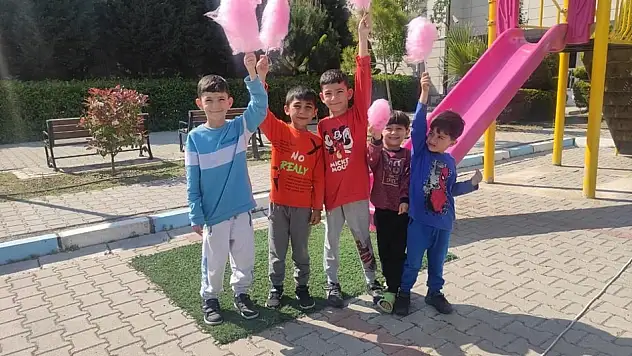 Depremzede çocuklara 'pamuk şeker' sürprizi