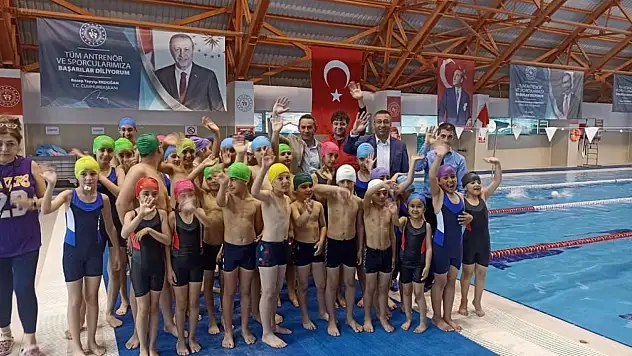 Depremzede çocuklara yüzme eğitimi