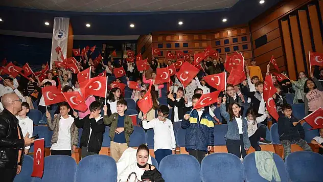 Depremzede öğrenciler, çocuk şenliğinde doyasıya eğlendi