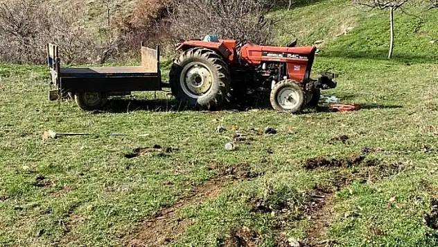 Devrilen traktörün altında kalan sürücü hayatını kaybetti