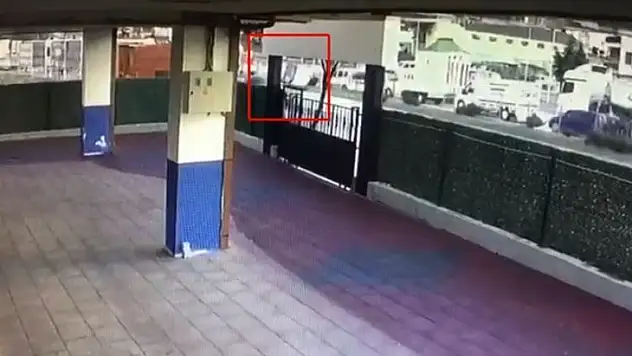 Direksiyonda kriz geçiren sürücünün kaza anı kamerada