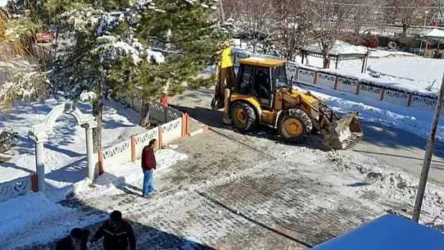 Dumlupınar'da kar ve buz ile mücadele