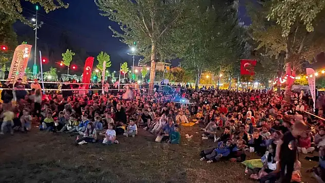 Dursunbey'de açık hava sineması ilgi gördü