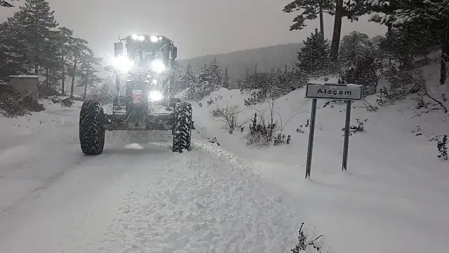 Dursunbey'de kar yağışı sonrası 38 mahallenin yolu ulaşıma kapandı