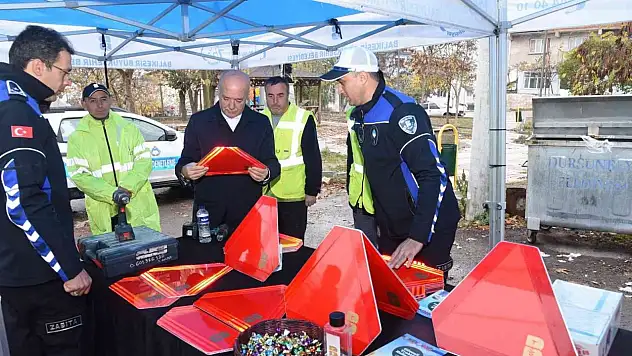 Dursunbey'de traktör sahiplerine reflektör dağıtıldı