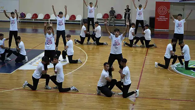 Edremit'te 19 Mayıs coşkusu gençlik yürüyüşü ve gösterilerle kutlandı