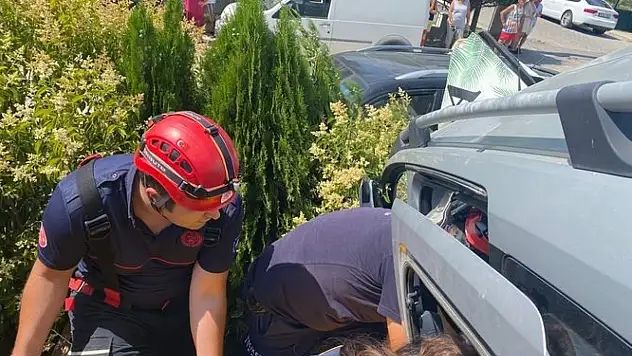 Edremit'te park halindeki araca çarptı, çukura düştü: 1 yaralı