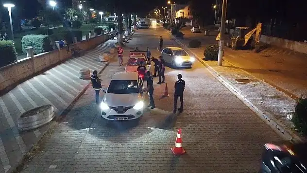 Edremit'te şok asayiş ve trafik uygulamasında 4 aranan şahıs yakalandı
