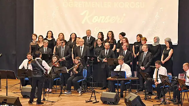 Efeler'de öğretmenlerden sanat dolu gece