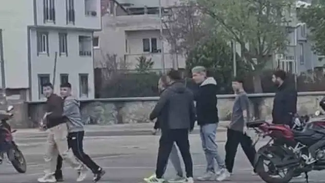 Ehliyet kursunda öğrenci-öğretmen kavgası kamerada