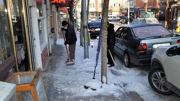 Emet Belediyesi kaldırım ve caddelerin buz ve karını temizliyor
