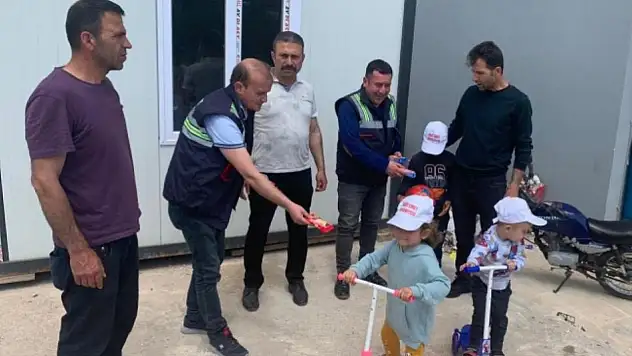 Emet'ten deprem bölgesindeki çocuklara oyuncak