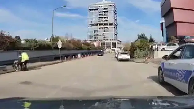 Engelli vatandaşın imdadına trafik polisi yetişti