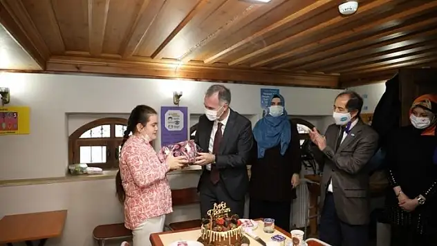 Engelsiz Yaşam Merkezinde sürpriz doğum günü