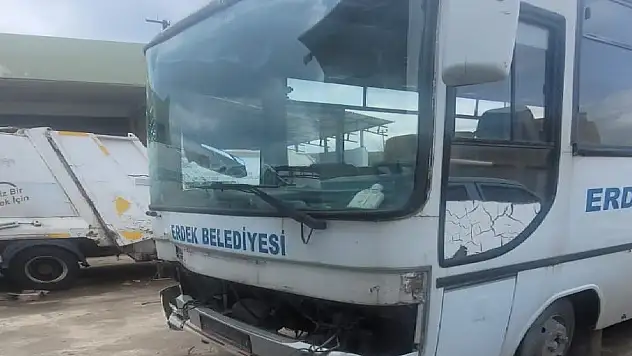 Erdek Belediyesi'ne ait araç çalındı, 7 araca çarptı