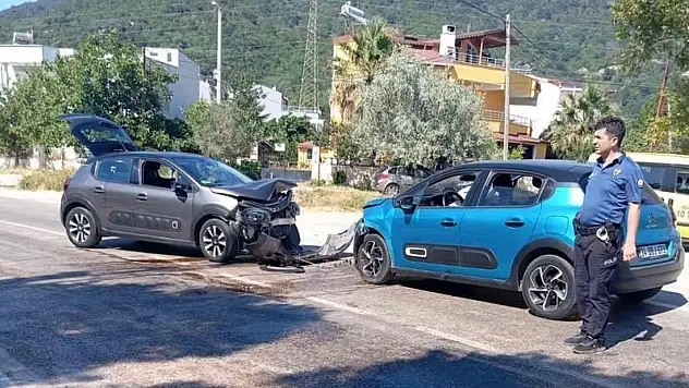 Erdek'te iki araç kafa kafaya çarpıştı: 5 yaralı