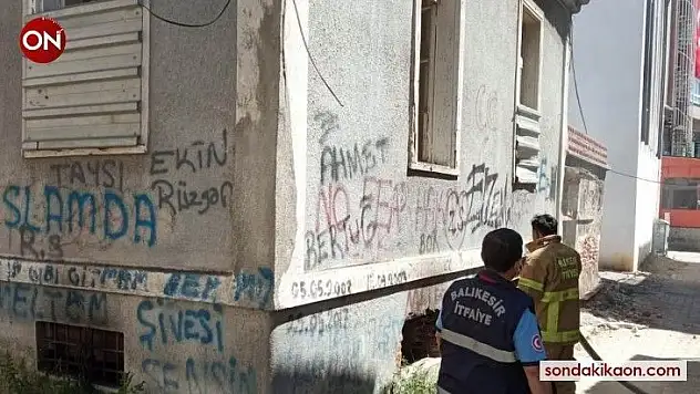 Evin bodrum katındaki çöpler tutuştu