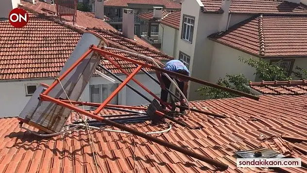 Fırtınadan kopan paneli itfaiye vinçle indirdi