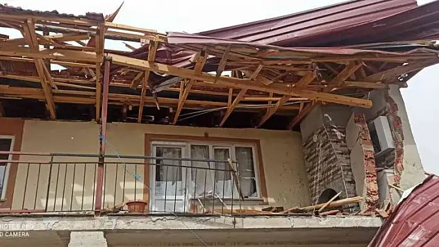Fırtınanın uçurduğu çatı ortalığı savaş alanına çevirdi
