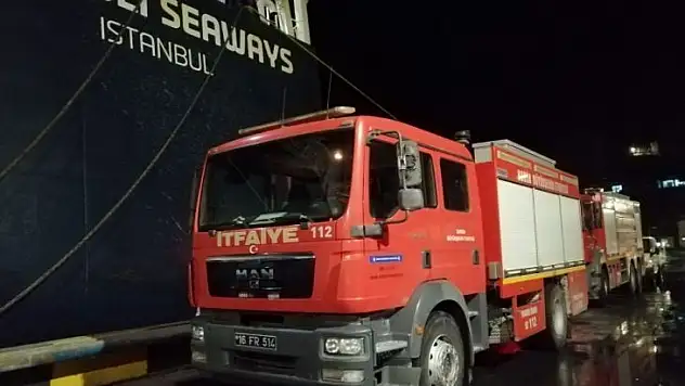 Gemi yangınına müdahale anları nefes kesti