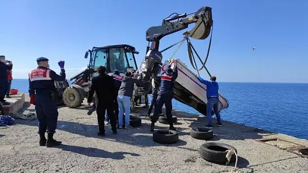Gökçeada'da Astsubay Toykuyu'yu arama çalışmaları 4'üncü gününde devam ederken, batan tekne kıyıya çıkarıldı