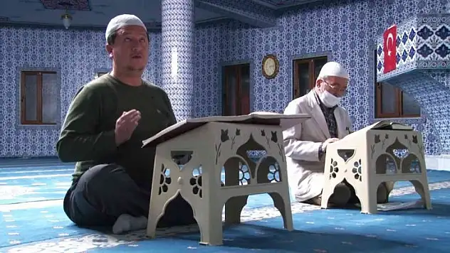 Göremediği Kur'an-ı parmak uçlarıyla okuyup hatim ediyor